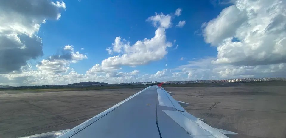 Vista del ala de un avi&oacute;n en el aeropuerto Seve Ballesteros en Santander. / Hardy