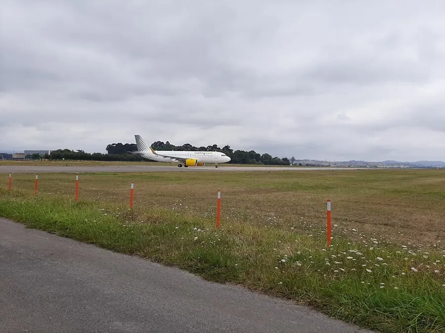 Un avi&oacute;n en la pista del aeropuerto Seve Ballesteros prepar&aacute;ndose para despegar. / EP