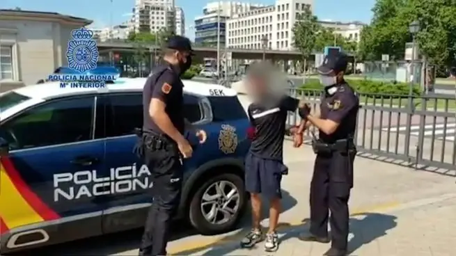 Se hab&iacute;a te&ntilde;ido el pelo y quitado los aros de las orejas
