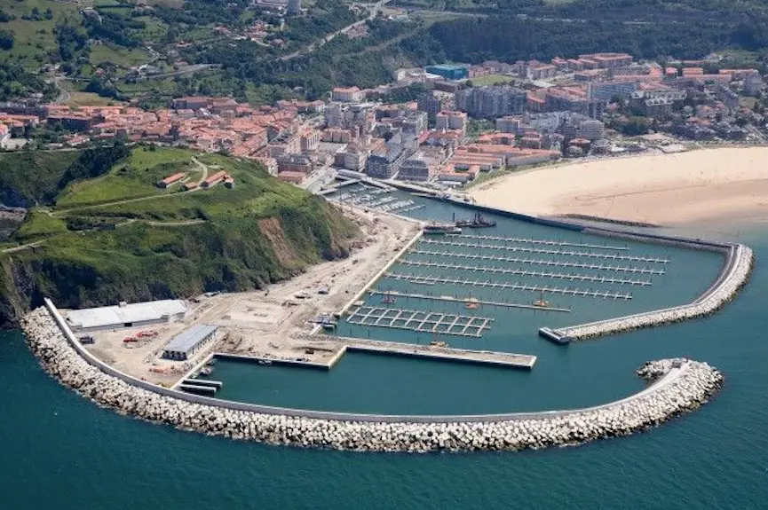 Puerto deportivo de Laredo.