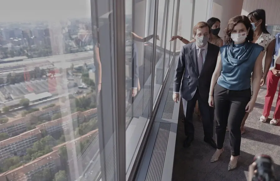 La presidenta de la Comunidad de Madrid, Isabel D&iacute;az Ayuso, y el alcalde de Madrid, Jos&eacute; Luis Mart&iacute;nez-Almeida, en la Torre de Cristal antes de la firma el Convenio Marco de Madrid Nuevo Norte