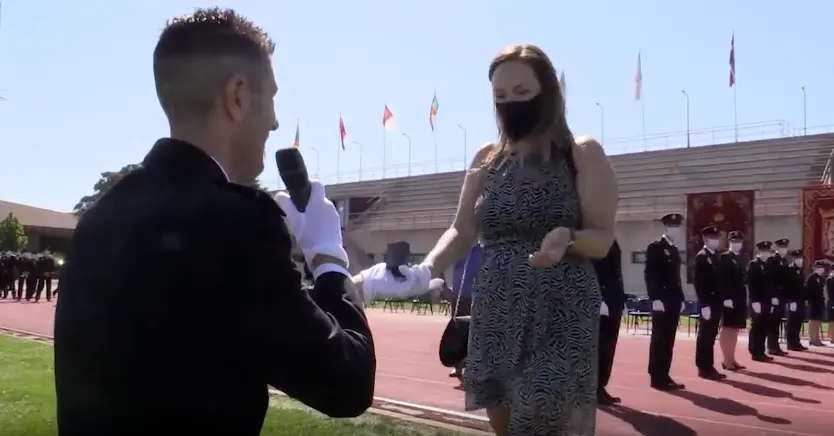 Momento en el que le pide la mano a su amada.