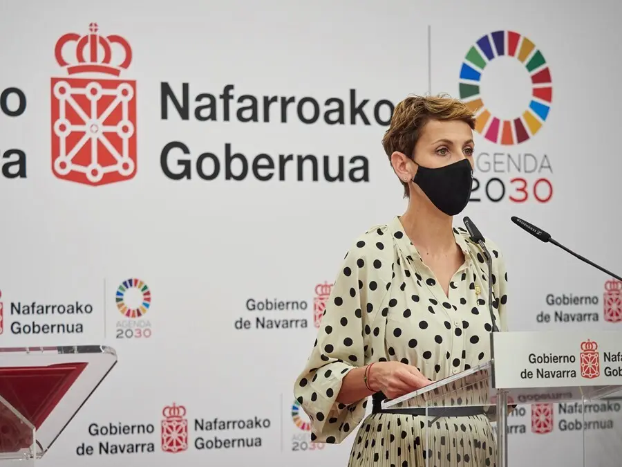 Archivo - La presidenta del Gobierno de Navarra, Mar&iacute;a Chivite, en una rueda de prensa.