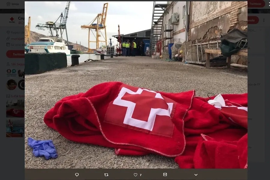 Archivo - Imagen de una de las intervenciones de Cruz Roja para atender a los inmigrantes llegados en patera a la Regi&oacute;n