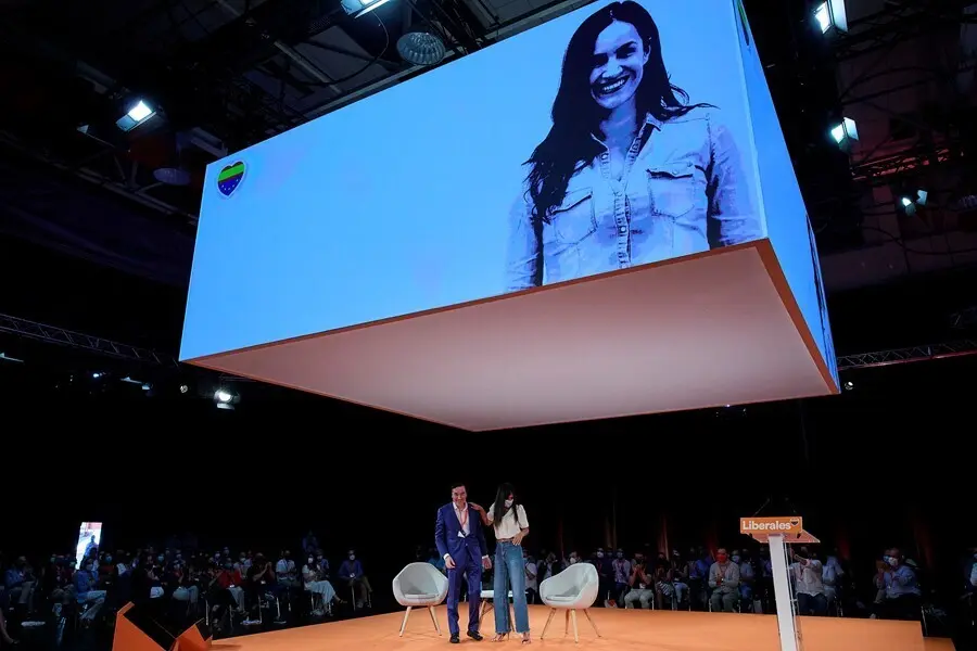 El director de 'El Espa&ntilde;ol', Pedro J. Ram&iacute;rez (i), y la vicealcaldesa de Madrid, Bego&ntilde;a Villac&iacute;s (d), en el evento 'El centro necesario. El valor de ser liberal', durante la primera jornada de la convenci&oacute;n pol&iacute;tica de Ciudadanos (Cs)