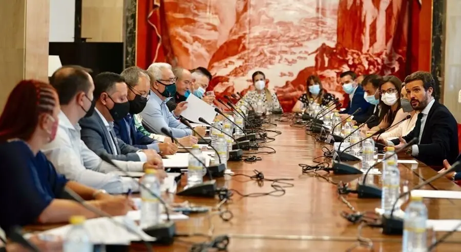 El presidente del PP, Pablo Casado, y la portavoz del Grupo Popular, Cuca Gamarra, se re&uacute;nen en el Congreso con sindicatos de Cuerpo Nacional de Polic&iacute;a y asociaciones de la Guardia Civil. En Madrid, a 20 de julio de 2021.