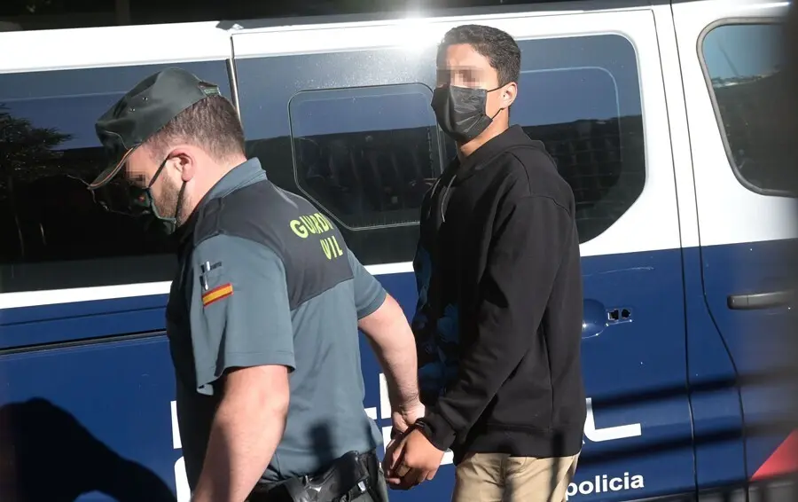 Uno de los investigados por la muerte de Samuel Luiz acude, esposado y acompa&ntilde;ado de un agente de la Polic&iacute;a Nacional, al  Juzgado de Instrucci&oacute;n n&uacute;mero 8 de A Coru&ntilde;a, a 16 de julio de 2021.