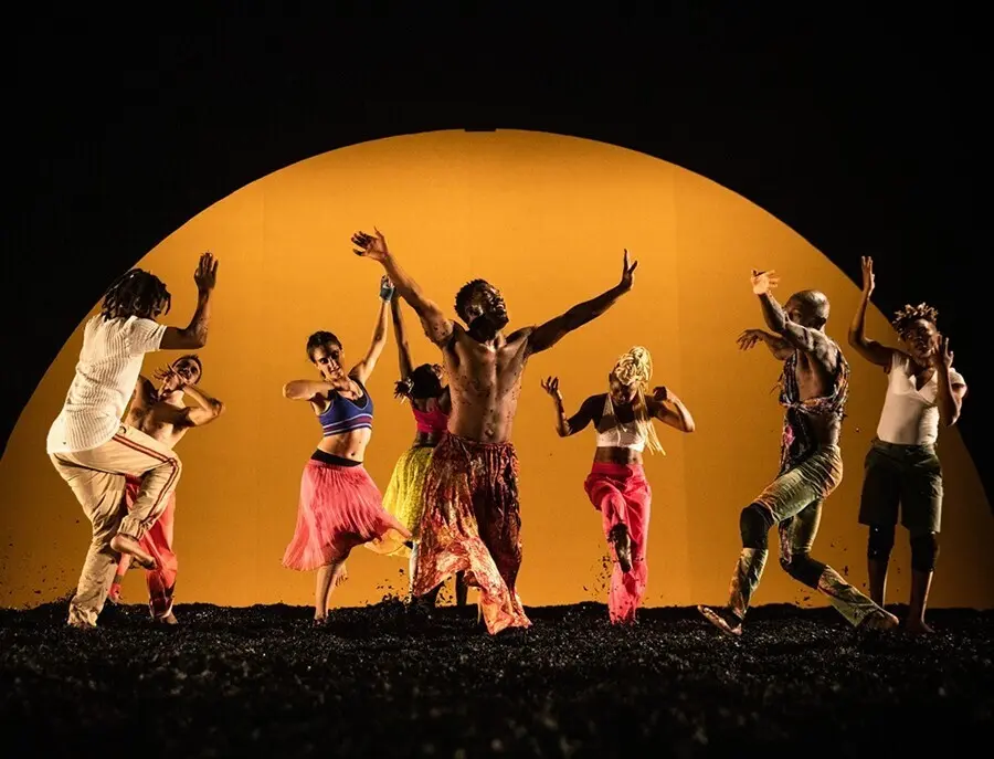 Serge Aim&eacute; Coulibaly reflexiona sobre el miedo al otro en el Festival Grec con la obra &lsquo;Wakatt&rsquo;
