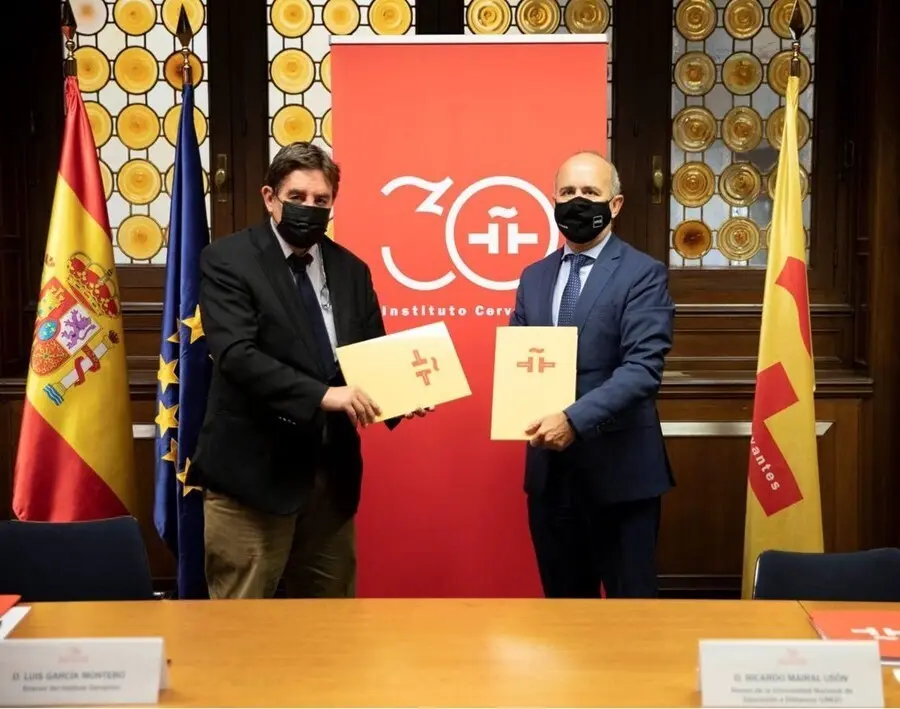 El director del Instituto Cervantes, Luis Garc&iacute;a Montero, y el rector de la Universidad Nacional de Educaci&oacute;n a Distancia (UNED), Ricardo Mairal Us&oacute;n firmando el acuerdo de colaboraci&oacute;n para proyectos acad&eacute;micos, cient&iacute;ficos y culturales
