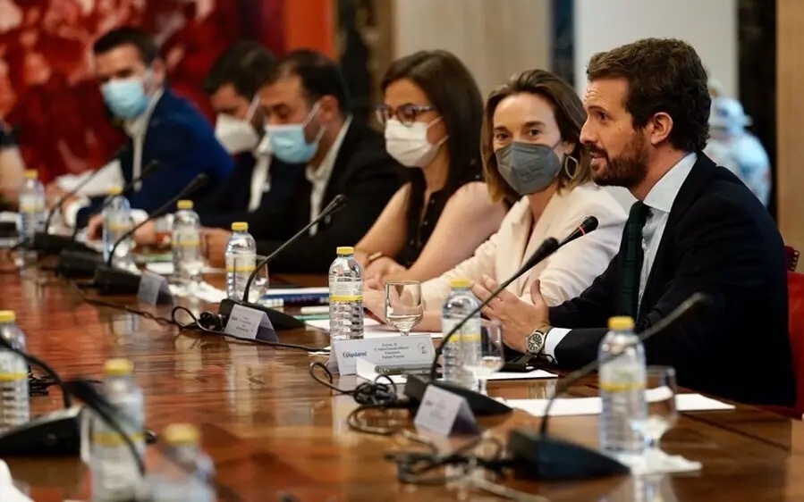 El presidente del PP, Pablo Casado, y la portavoz del Grupo Popular, Cuca Gamarra, en una reun&oacute;n en  el Congreso con los sindicatos de Cuerpo Nacional de Polic&iacute;a y asociaciones de la Guardia Civil. En Madrid, a 20 de julio de 2021.