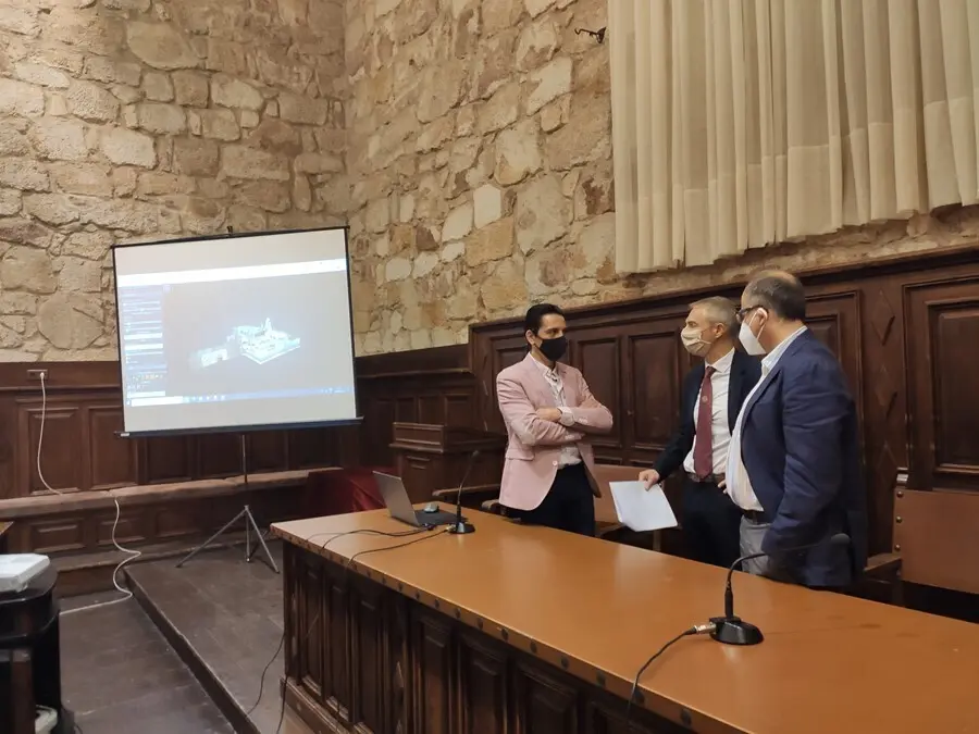 El catedr&aacute;tico Gonz&aacute;lez Aguilera, el rector de la USAL, Ricardo Rivero, y el vicerrector Jos&eacute; Miguel Mateos, de izquierda a derecha, en el edificio hist&oacute;rico de la USAL.