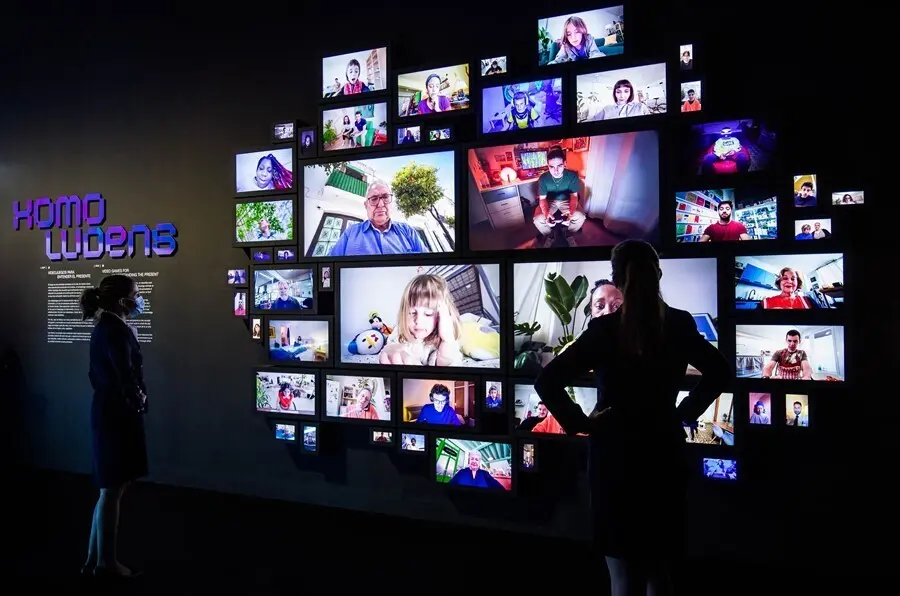 La exposici&oacute;n 'Homo Ludens. Videojuegos para entender el presente' de CaixaForum Madrid