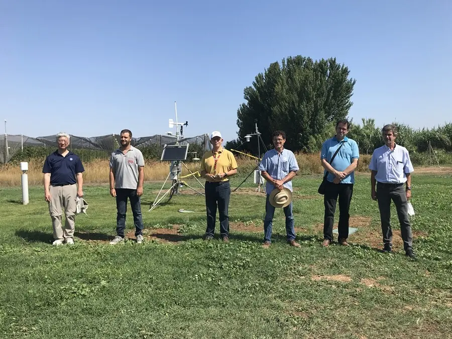 Edward J. Kim, de la NASA; Joaquim Bellvert, investigador del IRTA; Joan Girona, delegado del IRTA en Lleida y Pirineos; Aaron Boone, investigador del CNRM; Josep Ramon Mir&oacute;, t&eacute;cnico del SMC; y Eliseu Vilaclara, director del SMC.