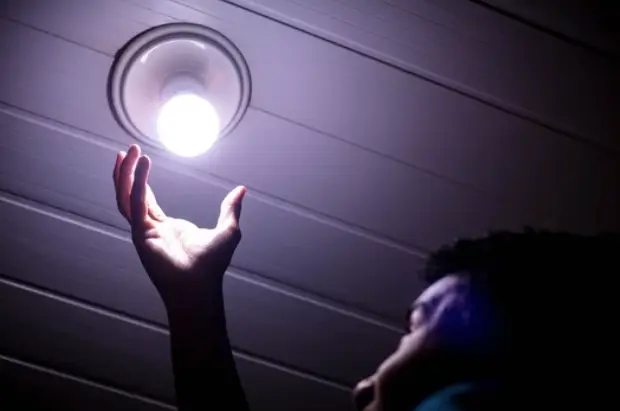 Quitando la bombilla de la luz de casa.