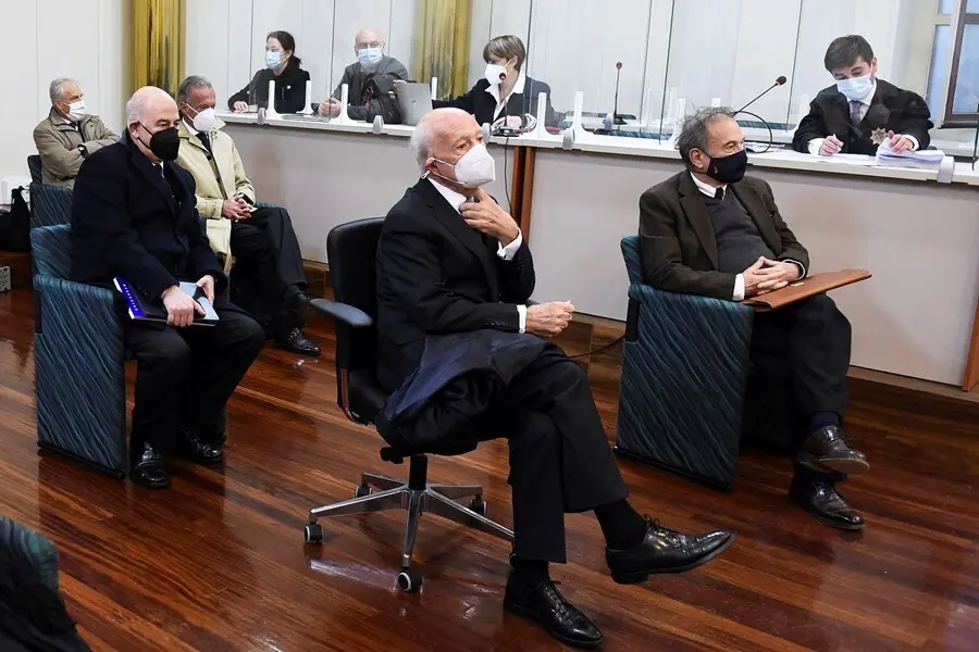 Archivo - El expresidente de Sniace Blas Mezquita (2a fila), y uno de los excomponentes de la direcci&oacute;n de la empresa Manuel Huerta (2d), durante el juicio por los vertidos que realiz&oacute; su empresa al r&iacute;o Saja-Besaya entre el a&ntilde;o 2008 y 2010