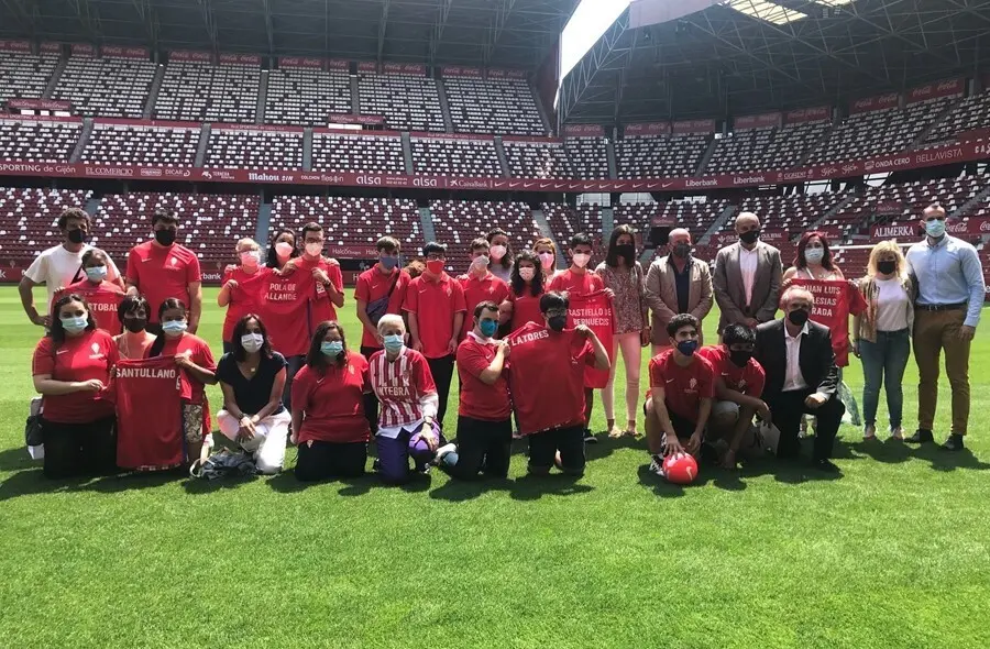 La consejera de Educaci&oacute;n, Carmen Su&aacute;rez, en el centro arrodillada y ataviada con una camiseta del Sporting posa con las direcciones de los centros de educaci&oacute;n especial del Principado y con una representaci&oacute;n de su alumnado.