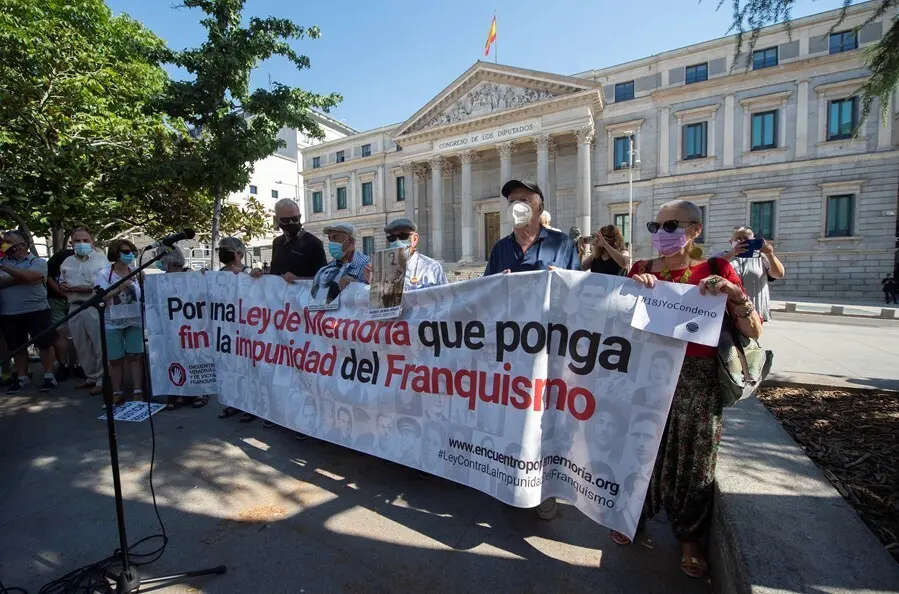 Varias decenas de personas participan en una concentraci&oacute;n contra la impunidad del Franquismo, a 18 de julio de 2021, en Madrid (Espa&ntilde;a). 