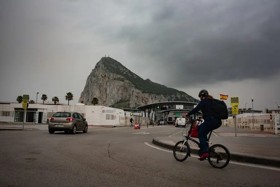 Archivo - Tr&aacute;nsito de coches y personas en la frontera de Gibraltar, a 30 de marzo 2021.