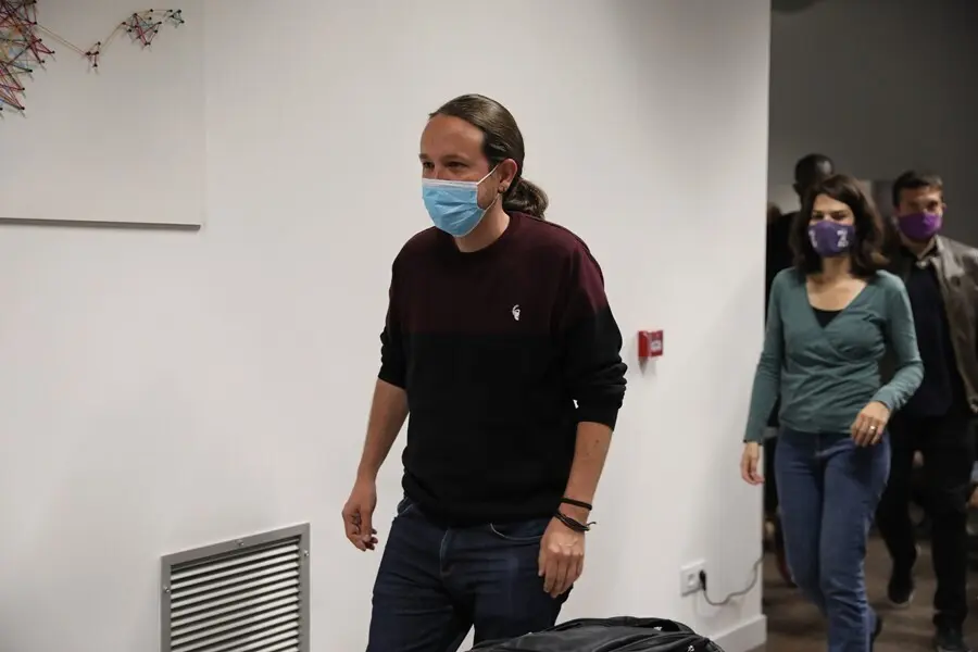 Archivo - Imagen de archivo del exsecretario general de Podemos, Pablo Iglesias, junto a la portavoz estatal de la formaci&oacute;n morada, Isa Serra.