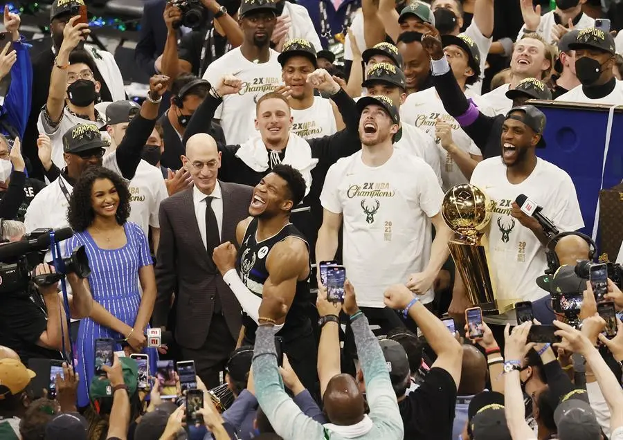 El alero de los Milwaukee Bucks Giannis Antetokounmpo (C) reacciona frente al comisionado de la NBA Adam Silver (L) al t&eacute;rmino del sexto partido de la serie de las Finales de la NBA de baloncesto entre los Phoenix Suns y los Milwaukee Bucks en el Fiserv Forum de Milwaukee, Wisconsin, Estados Unidos, el 20 de julio de 2021. (Baloncesto, Estados Unidos, F&eacute;nix) EFE/EPA/TANNEN MAURY SHUTTERSTOCK OUT