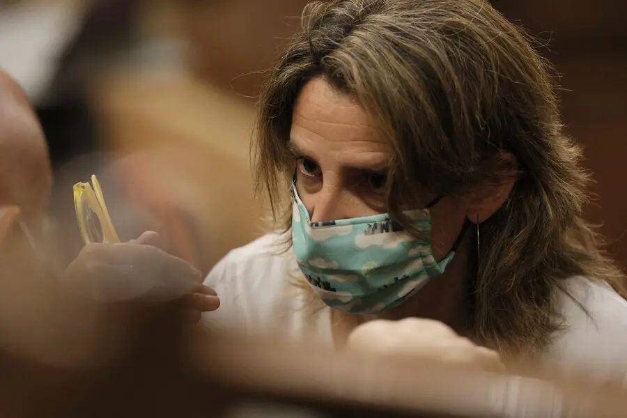 Archivo - La vicepresidenta cuarta y ministra para la Transici&oacute;n Ecol&oacute;gica y el Reto Demogr&aacute;fico, Teresa Ribera, conversa en una sesi&oacute;n de control al Gobierno en el Congreso