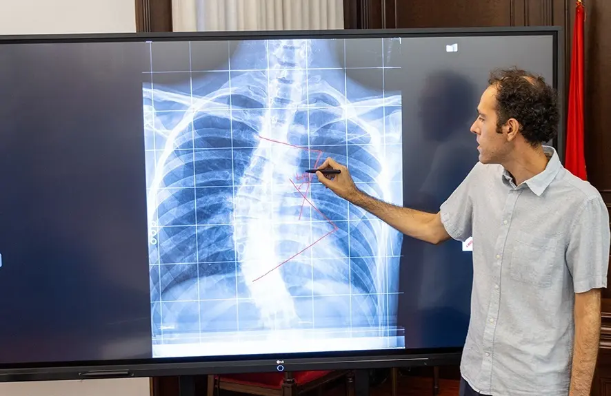 En la imagen, Manuel Curado Navarro, doctor del Grado en Ingenier&iacute;a Inform&aacute;tica de la Universidad Cat&oacute;lica de Murcia durante una explicaci&oacute;n en una pantalla digital.