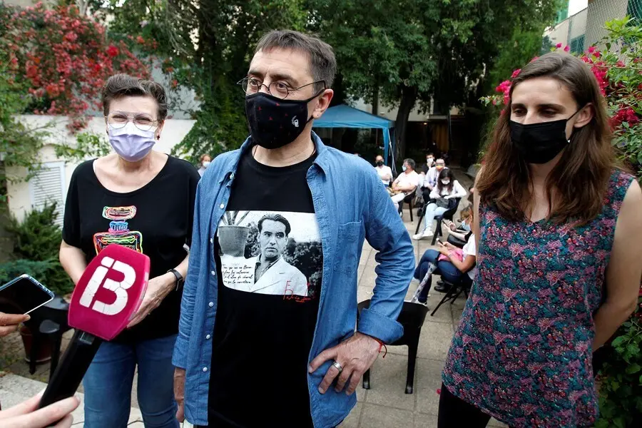 Archivo - (I-D) La diputada de Podemos por Baleares, Antonia Jover; su homologa Luc&iacute;a Mu&ntilde;oz y el polit&oacute;logo y cofundador de Podemos Juan Carlos Monedero, ofrecen declaraciones a los medios a 4 de junio de 2021, en Palma, Mallorca, Islas Baleares, (Espa&ntilde;a)