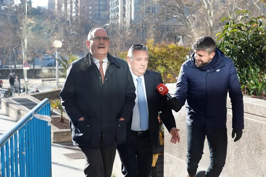 Archivo - El miembro de la Ejecutiva del PP, Alfredo Prada (con corbata azul), acude a testitificar en el juicio que se celebra en la Audiencia Provincial de Madrid por el presunto espionaje pol&iacute;tico a ex altos cargos 'populares' "rivales" durante el mand