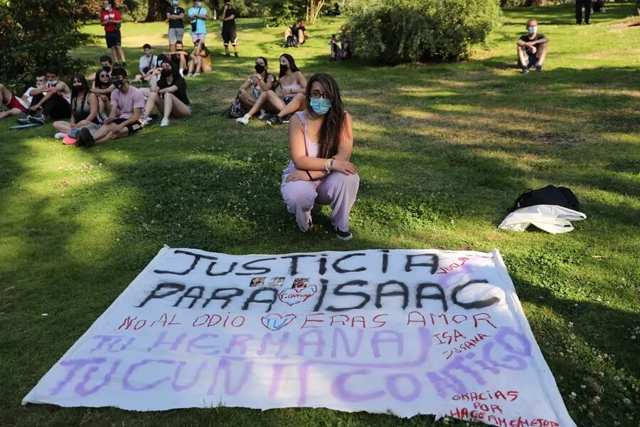 Varias personas participan en un homenaje a Isaac, un joven asesinado el mi&eacute;rcoles por la noche, en el Parque del Oeste, a 17 de julio de 2021, en Madrid (Espa&ntilde;a). Este homenaje ha sido convocado a trav&eacute;s de redes sociales para recordar a Isaac, un joven 