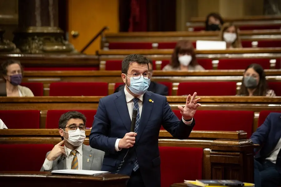 El president de la Generalitat, Pere Aragon&eacute;s, interviene en una sesi&oacute;n plenaria en el Parlament de Catalunya, a 21 de julio de 2021, en Barcelona, Catalunya (Espa&ntilde;a). Durante el Pleno, el conceller de Econom&iacute;a ha anunciado que el Govern recurrir&aacute; al Inst