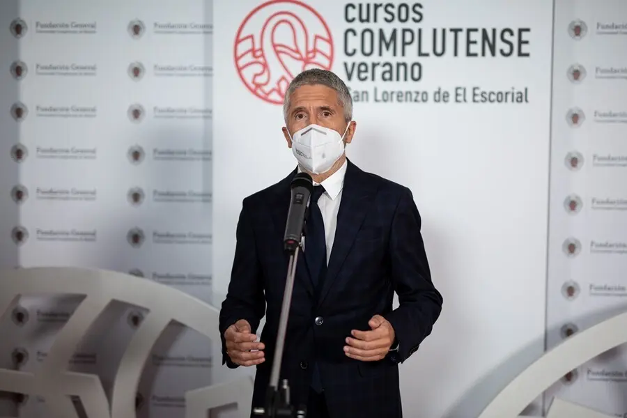 El ministro del Interior, Fernando Grande-Marlaska, imparte su ponencia 'Pensando en la seguridad p&uacute;blica en la pr&oacute;xima d&eacute;cada', en el curso 'Retos y pol&iacute;tica de seguridad en Espa&ntilde;a: Construyendo el modelo de la seguridad 2030'.