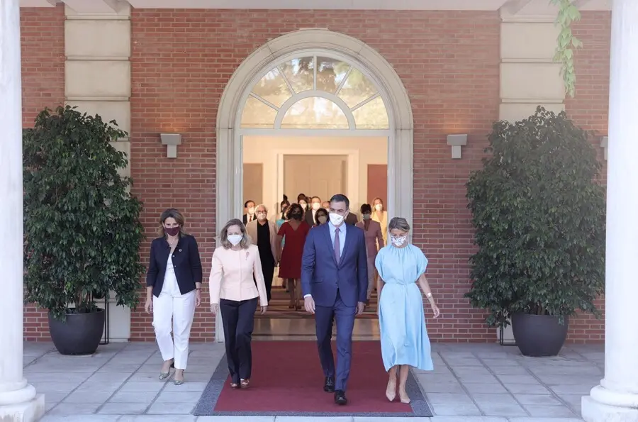 (I-D) La vicepresidenta tercera del Gobierno y ministra para la Transici&oacute;n Ecol&oacute;gica y el Reto Democr&aacute;tico, Teresa Ribera; la vicepresidenta primera del Gobierno y ministra de Asuntos Econ&oacute;micos y Transformaci&oacute;n Digital, Nadia Calvi&ntilde;o; el presidente del G