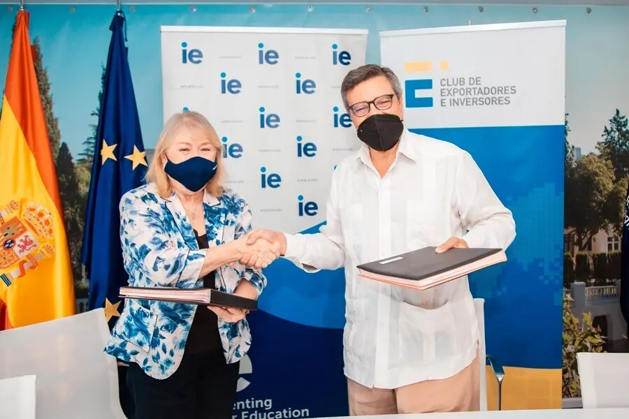 El presidente del Club de Exportadores e Inversores,&nbsp;Antonio Bonet, y la decana de IE School of Global & Public Affairs, Susana Malcorra