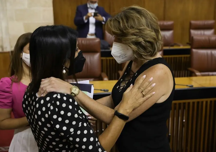 La presidenta del Parlamento de Andaluc&iacute;a, Marta Bosquet, felicita a Susana D&iacute;az (PSOE-A) tras su elecci&oacute;n como senadora por designaci&oacute;n auton&oacute;mica.