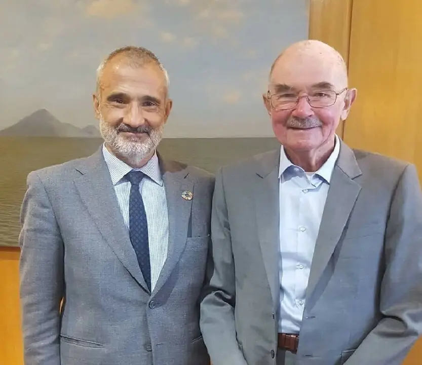 Archivo - Jos&eacute; Manuel Torralba junto a Michael F. Ashby, investigador em&eacute;rito en la Universidad de Cambridge y primer ganador de la Medalla de Oro de la FEMS