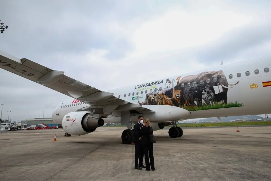 El avi&oacute;n de Iberia rotulado con la imagen de varios animales del Parque de Cab&aacute;rceno llega al aeropuerto Seve Ballesteros de Santander.
