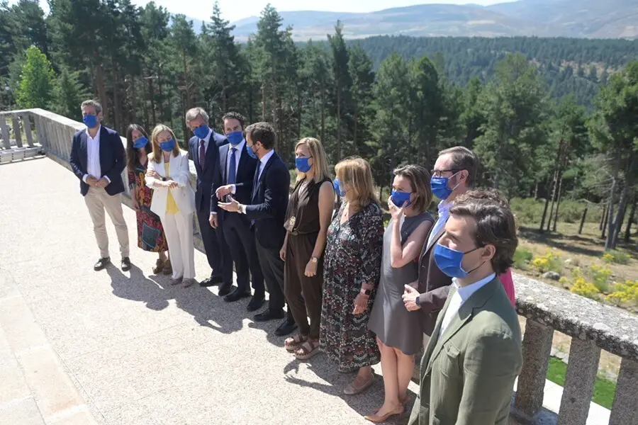El presidente del PP, Pablo Casado, posa junto a la c&uacute;pula del PP en el Parados de Gredos, donde ha presidido la Junta Directiva Nacional del PP. En Madrid, a 21 de julio de 2021.