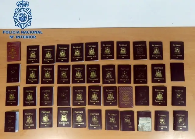 Pasaportes falsos intervenidos.