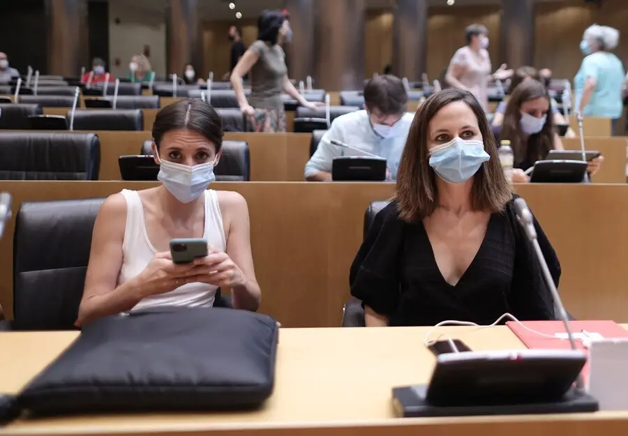 La ministra de Igualdad, Irene Montero (i) y la ministra de Derechos Sociales y Agenda 2030, Ione Belarra (d), en una reuni&oacute;n del grupo parlamentario confederal de Unidas Podemos, Galicia en Com&uacute;n, en el Congreso de los Diputados, a 20 de julio de 2021, e