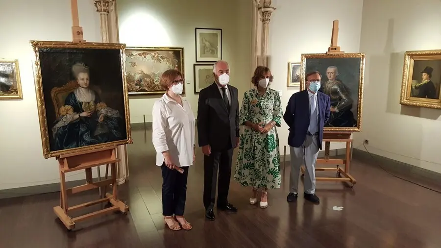La directora del Museo Goya, Rosario Anto&ntilde;anzas, el director general de Fundaci&oacute;n Ibercaja, Jos&eacute; Luis Rodrigo, la jefa del &Aacute;rea de Cultura, Maite Ciriza, y el experto Arturo Ans&oacute;n, con los retratos de Felipe y Rafaela de Palafox, de los hermanos Bayeu