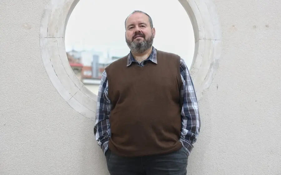 Archivo - El portavoz de educaci&oacute;n de Unidas Podemos en el Congreso, Joan Mena, posa tras una entrevista para Europa Press en la C&aacute;mara Baja, en Madrid (Espa&ntilde;a), a 25 de noviembre de 2020.