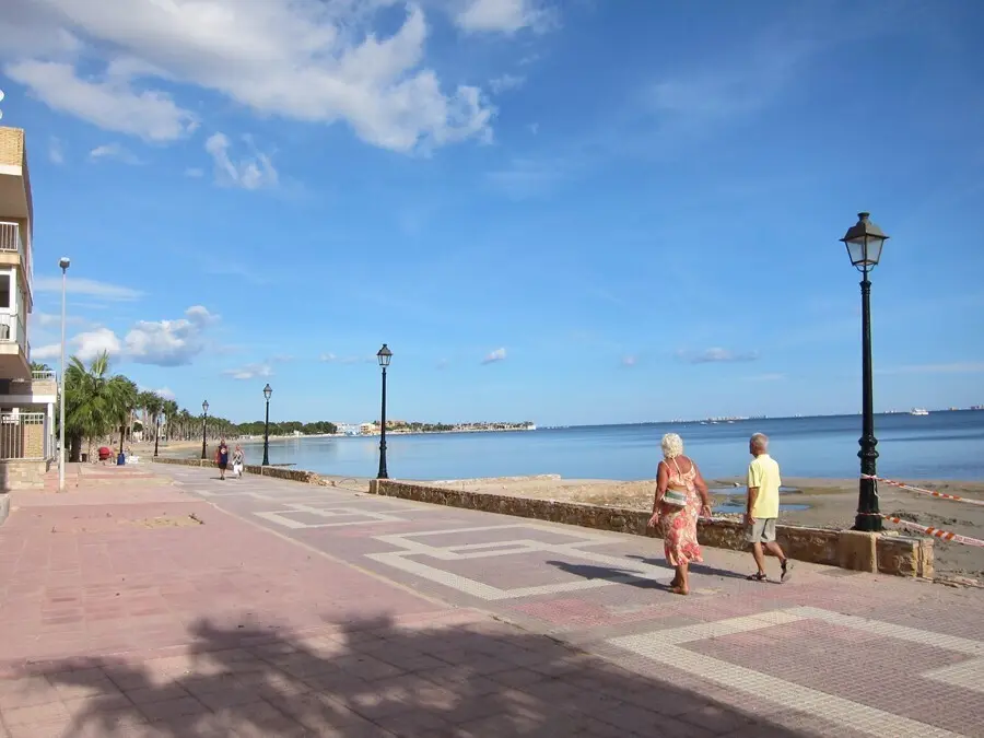 Archivo - Imagen del paseo de Los Alc&aacute;zares con el Mar Menor de fondo, viandantes, turistas