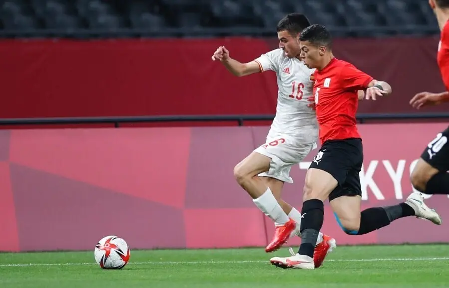 Pedri intenta zafarse de un jugador egipcio en el Egipto-Espa&ntilde;a de los Juegos Ol&iacute;mpicos de Tokio