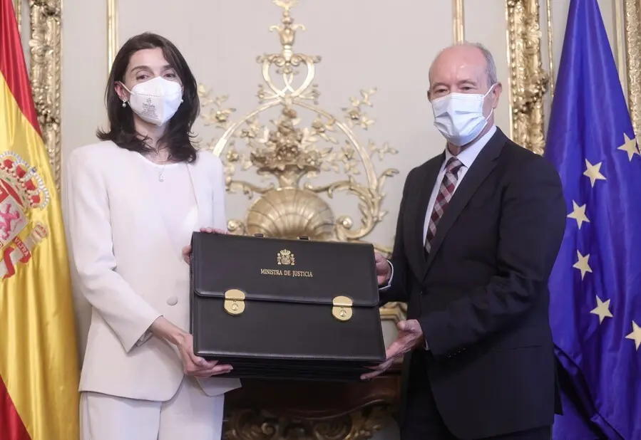 La nueva ministra de Justicia, Pilar Llop, recibe la cartera ministerial de manos de su predecesor, Juan Carlos Campo, en el Palacio de Parcent, a 12 de julio de 2021, en Madrid (Espa&ntilde;a). 