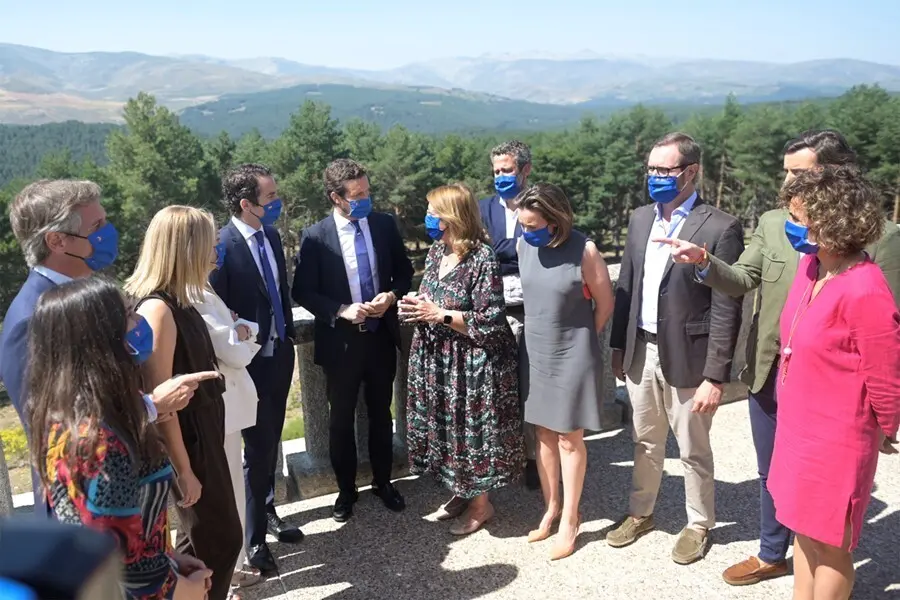 El l&iacute;der del PP, Pablo Casado, con casi todos los miembros del Comit&eacute; de Direcci&oacute;n del PP, durante la Junta Directiva Nacional del partido en la sierra de Gredos. En  &Aacute;vila, 21 de julio de 2021.
