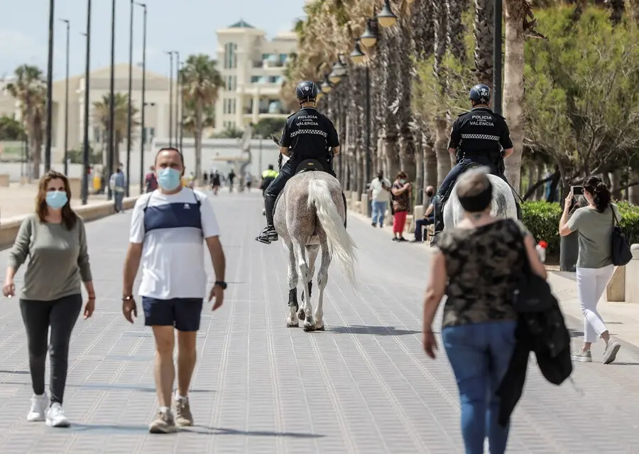 Archivo - Dos polic&iacute;as municipales patrullan a caballo por un paseo mar&iacute;timo frente a una playa de Val&egrave;ncia, a 26 de mayo de 2021