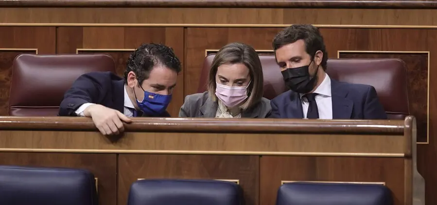 El secretario general del Partido Popular, Teodoro Garc&iacute;a Egea; la portavoz del PP en el Congreso de los Diputados, Cuca Gamarra; y el l&iacute;der del PP, Pablo Casado, conversan en el Pleno del Congreso. En Madrid, a 30 de junio de 2021.