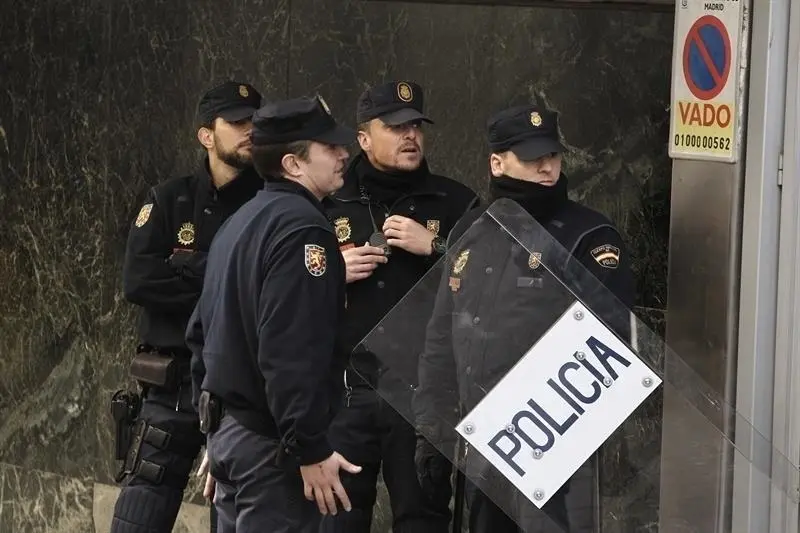 Archivo - Polic&iacute;as. Foto de recurso