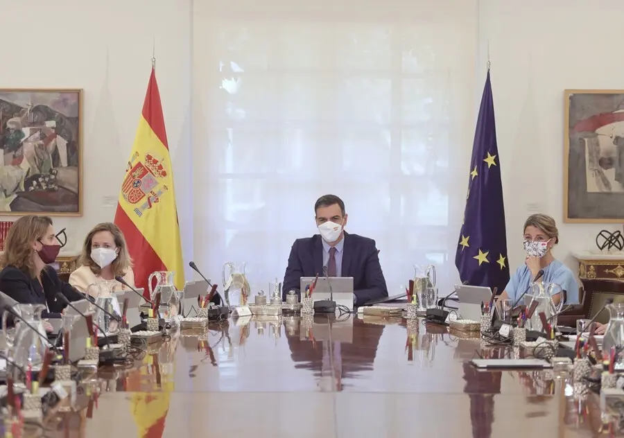 La vicepresidenta tercera, Teresa Ribera; la vicepresidenta primera, Nadia Calvi&ntilde;o; el presidente del Gobierno, Pedro S&aacute;nchez y la vicepresidenta segunda, Yolanda D&iacute;az, en el primer Consejo de Ministros, en Madrid (Espa&ntilde;a). 