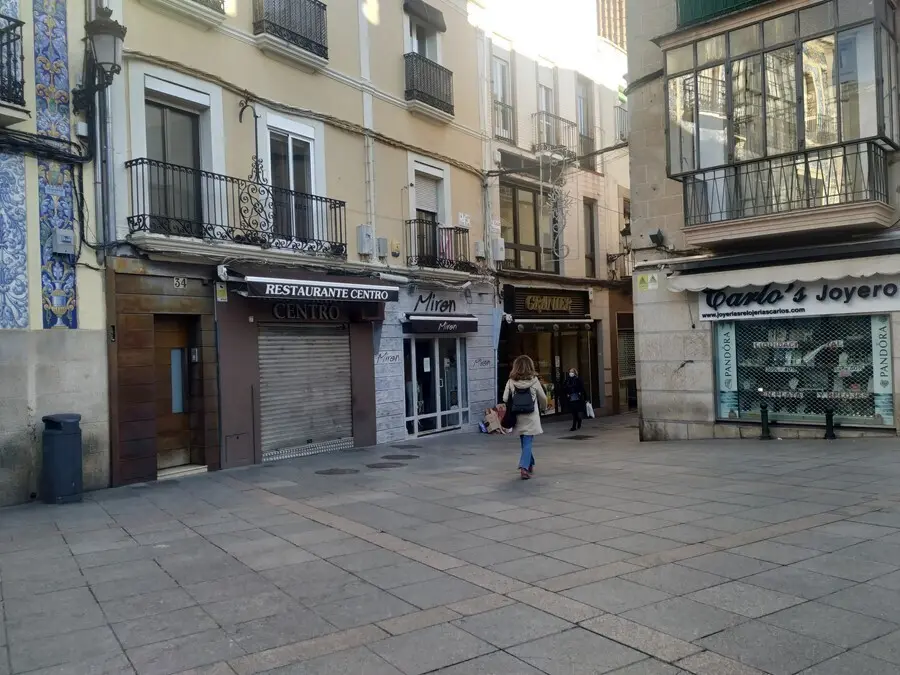 Archivo - Bares y tiendas cerradas en C&aacute;ceres debido a la pandemia en una foto de archivo